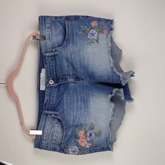Torrid Embroidered Strategically Faded Cut Off Jean Perfect Summer Shorts EUC - Picture 10 of 13